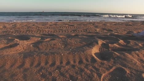 Drohnenaufnahmen-Vom-Seal-Beach-In-Orange-County,-Kalifornien,-Mit-Meereswellen,-Die-In-Den-Sand-Krachen