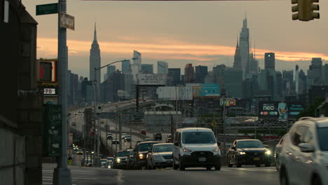 Skyline-Von-New-York-City-Mit-Straßenverkehr-Im-Vordergrund