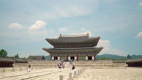 Gruppen-Von-Menschen-Besuchen-Den-Gyeongbokgung-Palast-An-Einem-Bewölkten-Sommertag---Vorderansicht