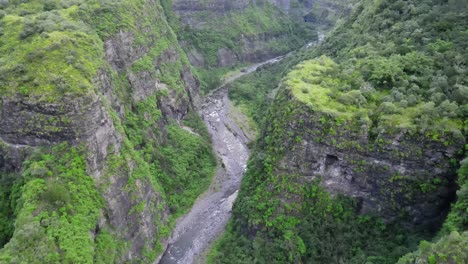 Drohnenaufnahmen,-Die-über-Einen-Fluss-In-Einer-Grünen-Schlucht-Im-Talkessel-Mafate-Auf-Der-Insel-La-Réunion-Fliegen