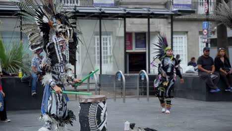Tänzer-Trommeln-Und-Treten-Bei-Den-Concheros-In-Mexiko-Stadt-Auf