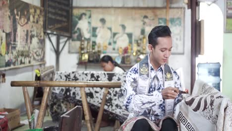 Un-Joven-Está-Haciendo-Batik-En-Su-Antigua-Casa-En-Cirebon