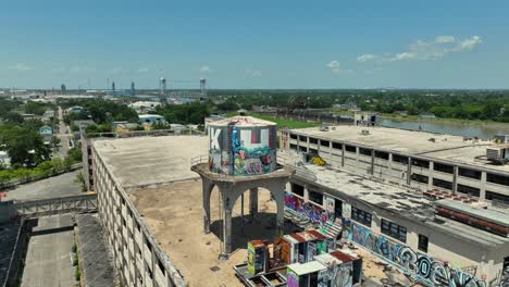 Sicht-Des-Wasserturms-Auf-Einer-Verlassenen-Militäranlage-In-New-Orleans,-Turm-Nr.-2