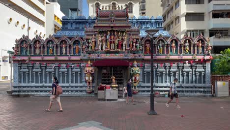 Devotees-praying-outside-Hindu-Temple-at-Waterloo-Street,-Bugis,-Singapore