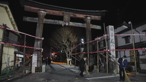 Puerta-Del-Santuario-De-Omihachiman,-Noche-De-Destrucción-Durante-El-Festival-Sagicho-Matsuri