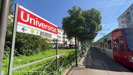 El-Tren-Llega-A-La-Estación-De-Metro-De-La-Universidad-De-Colonia-En-Alemania