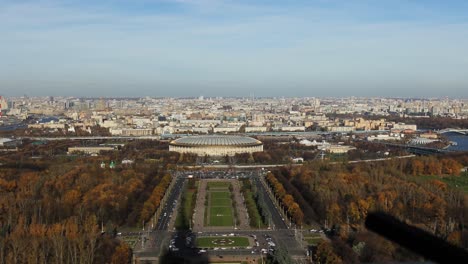 Zeitraffer-Eines-Panoramablicks-Auf-Moskau-In-Russland,-Gesehen-Vom-Universitätsberg-Mit-Einem-Park-Und-Einem-Großen-Bahnhof-In-Der-Mitte