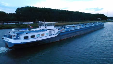 Minerva-Flüssigkeitstankschiff-Unterwegs-Entlang-Der-Oude-Maas