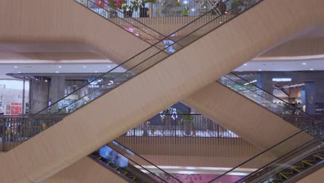 POV-Der-Rolltreppe-In-Der-Menschenmenge-Des-Modernen-Einkaufszentrums---Central-Festival-Phuket,-Thailand