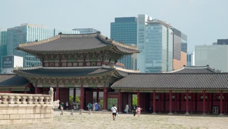 Touristen-Besuchen-Den-Gyeongbokgung-Palast-In-Seoul,-Südkorea-–-Breit