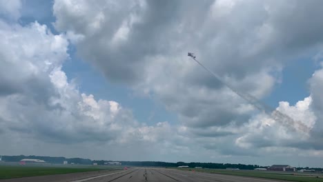 Flugzeuge,-Die-Kunstflug-Stunts-Vorführungen-Auf-Dem-Battle-Creek-Field-Of-Airspace-Und-Dem-Hot-Balloon-Festival-In-Michigan,-USA,-Machen