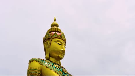 Eine-Große-Buddha-statue-In-Mahachai,-Die-In-Den-Himmel-Ragt,-Ist-Eine-Willkommene-Anziehungskraft-Für-Touristen-Und-Ein-Verehrungsziel-Für-Devotees,-Die-Besonderen-Segen-Wünschen