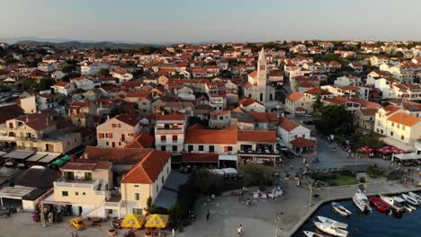 Typische-Architektur-Einer-Alten-Dalmatinischen-Stadt-In-Kroatien-Mit-Warmem-Sonnenuntergangslicht