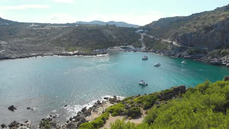 Luftaufnahmen:-Aufsteigende-Drohne-In-Der-Berühmten-Ladiko-Bucht-Auf-Der-Insel-Rhodos,-Griechenland