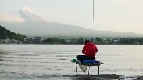 Weitwinkelaufnahme-Eines-Fischers,-Der-Im-Kawaguchiko-See-Mit-Dem-Berg-Fischt