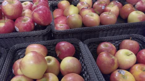 Manzanas-Frescas-En-El-Puesto-En-El-Supermercado-En-El-Centro-De-Phuket-Foresta-Department-Store