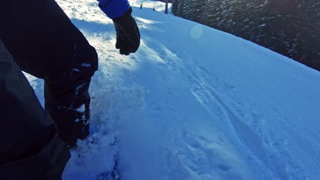 Männlicher-Snowboarder-Geht-Die-Skipiste-Hinunter