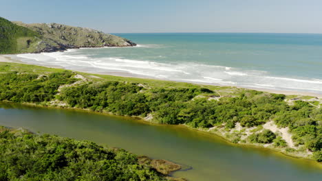Panorama-Luftaufnahme-Des-Strandes-Lagoinha-Do-Leste,-Florianopolis,-Santa-Catarina,-Brasilien