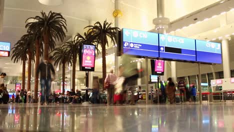 Un-Breve-Lapso-De-Tiempo-De-Personas-Moviéndose-En-El-Aeropuerto-Internacional-De-Dubai