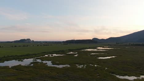 Wunderschöner-Luftpanoramablick-Auf-Die-Kanadische-Berglandschaft-Während-Eines-Lebendigen-Sommersonnenuntergangs
