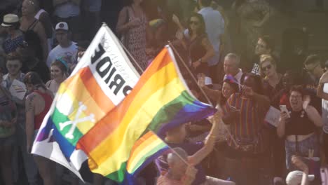Pride-Flaggen-Wehen-In-Der-Luft-Bei-Der-River-City-Pride-Parade-In-Jacksonville,-Florida