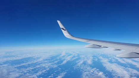 Flugzeugflügel-In-Der-Luft,-Weiße-Wolken-Und-Schöner-Blauer-Himmel