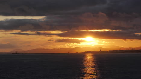 Wunderschöne-Meereslandschaft-Bei-Sonnenuntergang.-Statisch