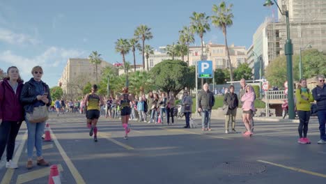 Los-Participantes-Del-Maratón-De-Zurich-Malaga-En-España-Pasan-Por-Delante-De-Los-Espectadores,-Cámara-Lenta