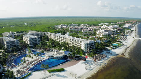 Cancun-resort-with-Caribbean-beaches-full-of-algae-or-sea-wrack