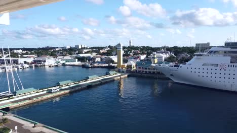 Ship-leaving-harbor-Nassua,-Bahamas--Timelapse