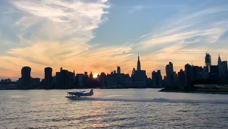 Wasserflugzeug-Startet-Mit-Manhattan-Im-Hintergrund-Bei-Sonnenuntergang