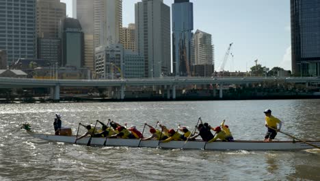 Asiaten-Trainieren-Drachenbootrennen-Für-Das-Neue-Jahr
