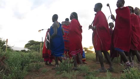 Los-Guerreros-Masai-Realizan-Una-Danza-Cultural-Para-Los-Clientes-Del-Safari-Al-Atardecer