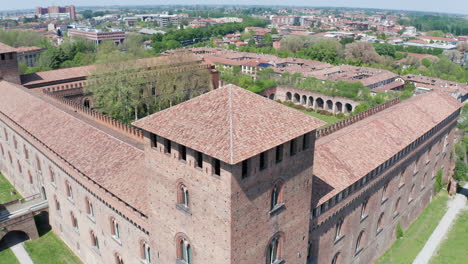 Luftaufnahme-Eines-Schönen-Alten-Schlosses-In-Italien
