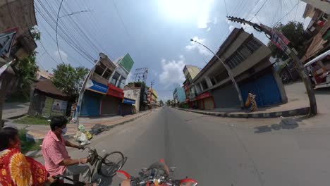 Surreale,-Ultraweite-Sicht-Auf-Eine-Radtour-Aus-Der-Ersten-Person-In-Einer-Leeren-Straße-Mit-Covid-19-Sperre-In-Indien