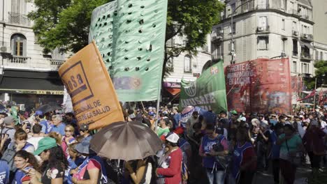 Eine-Große-Menge-Demonstranten-Läuft-In-Buenos-Aires-Die-Straße-Entlang