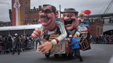 Unesco-Kritik-Wagen-Bewegt-Sich-Beim-Karnevalsumzug-In-Aalst