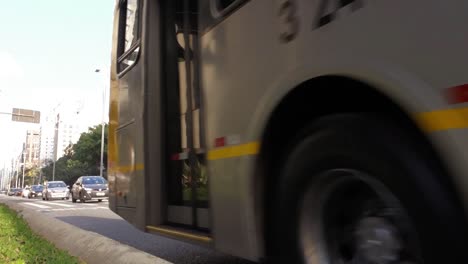 Tráfico-De-Automóviles-Y-Autobuses-En-Un-Sábado-Soleado-En-La-Avenida-Paulista,-La-Más-Famosa-De-La-Ciudad