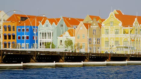 Peaceful-Day-At-Queen-Emma-Bridge-And-Beautiful-Colorful-Buildings-On-The-City-At-Punda,-Curacao