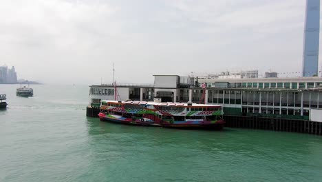 Muelle-Tsim-Sha-Tsui-Con-Ferry-Atracado-En-El-Centro-De-Hong-Kong,-Vista-Aérea