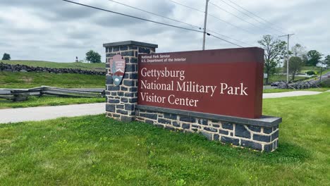 Entrada-Del-Centro-De-Visitantes-Del-Parque-Militar-Nacional-De-Gettysburg,-Establecimiento-De-Tiro