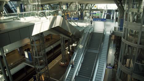 Vista-Interior-De-La-Moderna-Estación-Principal-De-Berlín-Con-Gente-En-Las-Escaleras-Mecánicas