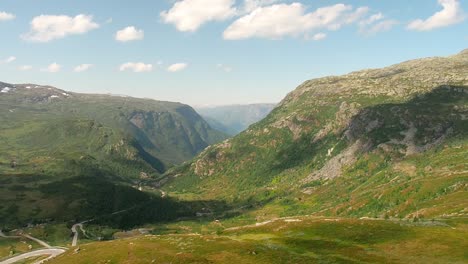 Stetige-Glidecam-Aufnahme-Auf-Einem-Berggipfel-An-Einem-Sonnigen-Tag-In-Der-Natur-Norwegens