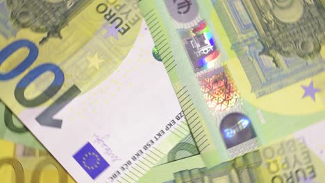 Nahaufnahme-Von-Sich-Drehenden-Bunten-Europäischen-Hundert-Euro-Banknoten