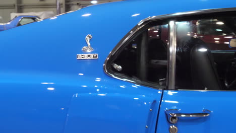 Shelby-Mustang-Cobra-Logo-Auf-Der-Karosserie-Eines-Oldtimers-Aus-Den-1960er-Jahren,-Nahaufnahme