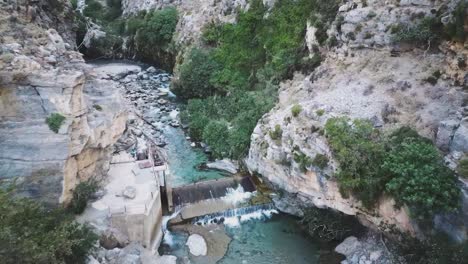 Luftdrohnenansicht-Des-Kourtaliotis-schluchtwasserfalls-Kreta
