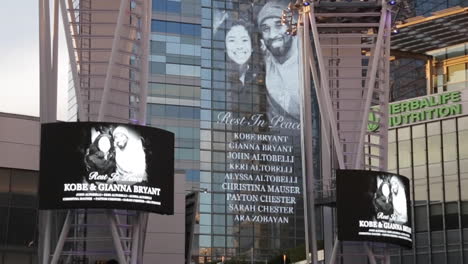 Descanse-En-Paz,-Kobe-Gigi-Bryant-Y-Otras-Victimas,-Memorial-Del-Centro-De-Grapas-En-Vivo