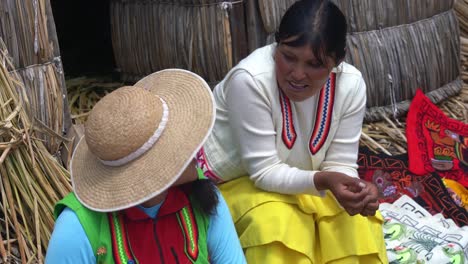Vista-Frontal-De-Dos-Mujeres-Uru-Hablando-Con-Ropa-Tradicional-En-Isla-Del-Sol,-Día