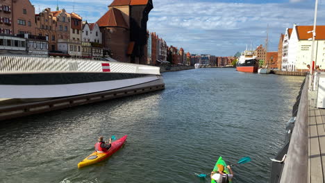Kayak---Gente-Remando-En-Kayak-En-El-Viejo-Canal-Del-Puerto-En-Gdansk,-Polonia
