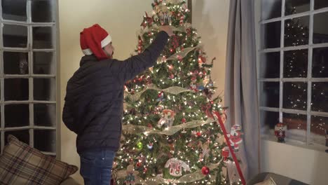 Hombre-Hispano-Decorando-El-árbol-De-Navidad